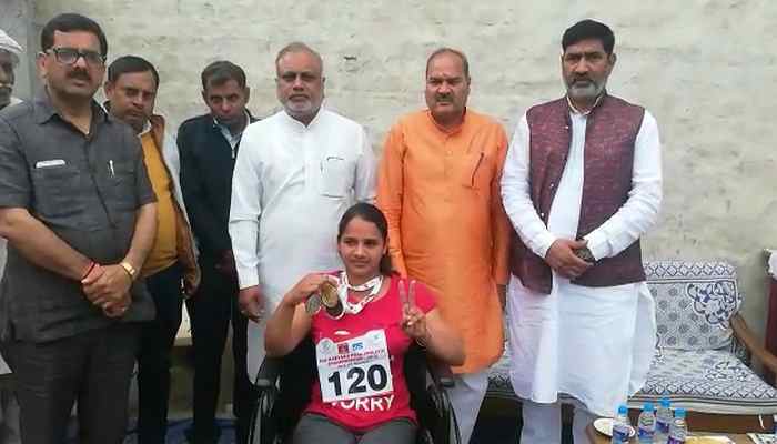दिव्यांग एथलीट कविता कुमारी का जोरदार स्वागत, स्वर्ण पदक जीतकर रोशन किया देश का नाम