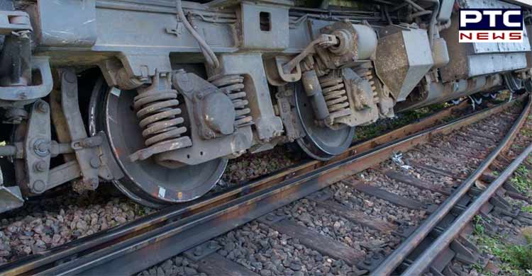 Delhi-bound Poorva Express derails; 3 injured