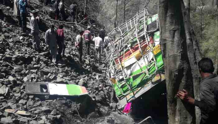 हिमाचल के कुल्लू में खाई में गिरी बस, 1 यात्री की मौत करीब 40 घायल