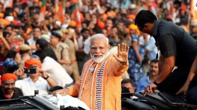 PM holds mega roadshow in Varanasi, performs Ganga aarti