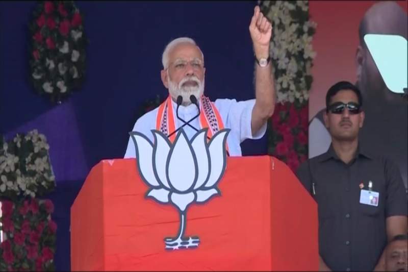 PM Modi accuses Cong of election scam, looting money of poor