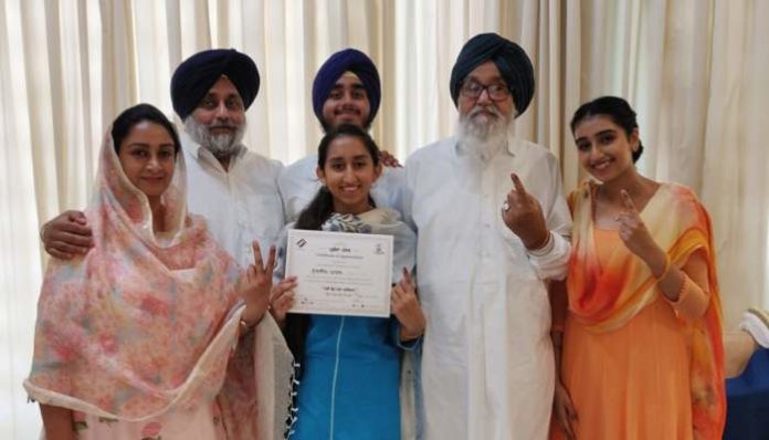 HARSIMRAT KAUR with family (1) HARSIMRAT KAUR with family (1)