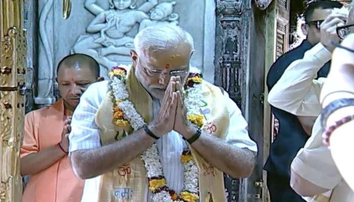 वाराणसी पहुंचे प्रधानमंत्री मोदी, काशी विश्वनाथ मंदिर में की पूजा
