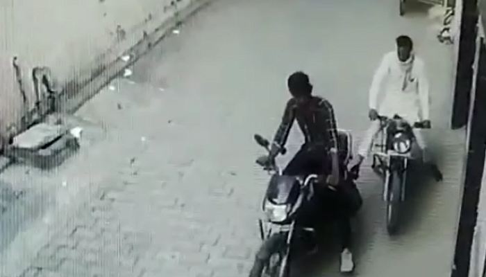 स्टार्ट नहीं हुई बाइक तो धक्का मारकर ले गए चोर (Video)