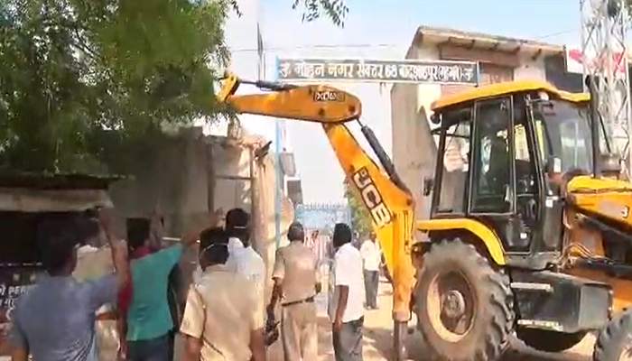 बादशाहपुर में भारी पुलिसबल की मौजूदगी में तोड़फोड़, 70 से ज्यादा दुकानें तोड़ी