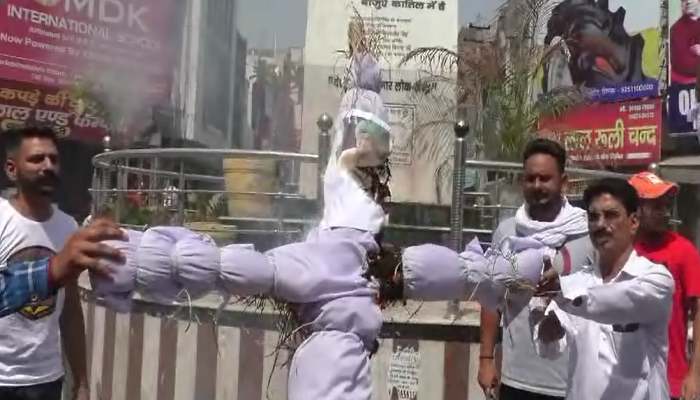 इनेलो के गढ़ में ही ओपी चौटाला का विरोध, फूंका पुतला