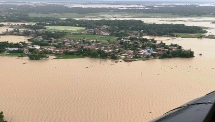 बिहार में बाढ़ प्रभावितों तक वायुसेना के हेलीकॉप्टरों से पहुंचाई जा रही मदद