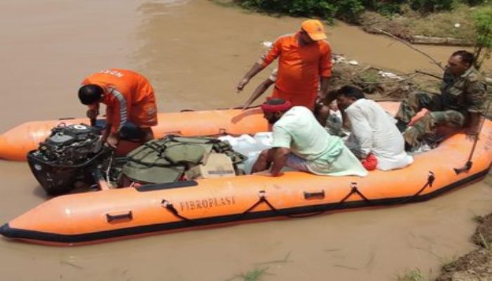 बाढ़ प्रभावित क्षेत्रो में बचाव कार्य जारी, NDRF ने 14 हजार लोगों को सुरक्षित स्थानों पर पहुंचाया