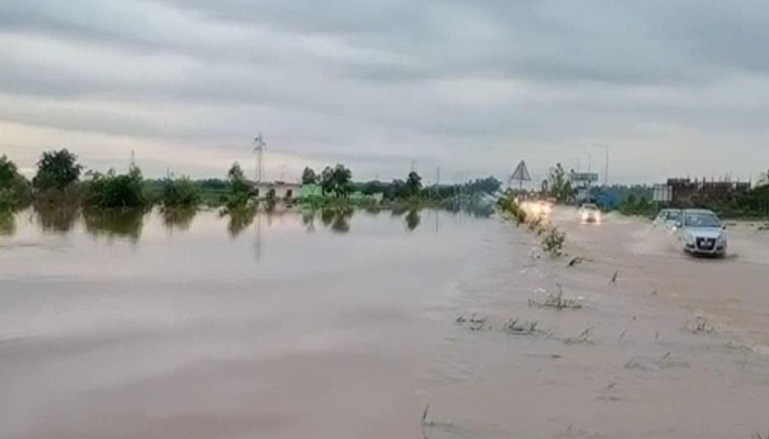 अंबाला के मुलाना में गांवों में घुसा नदी का पानी, सड़क दरिया में तब्दील (VIDEO)