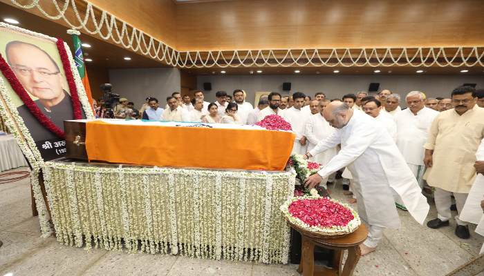 भाजपा मुख्यालय से अरुण जेटली की अंतिम यात्रा निकली, निगमबोध घाट पर अंतिम संस्कार