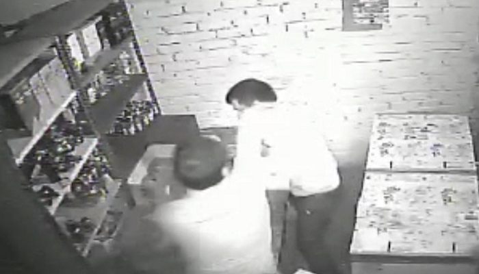 फ्री में शराब नहीं दी तो ठेके के सेल्समैन पर किया हमला