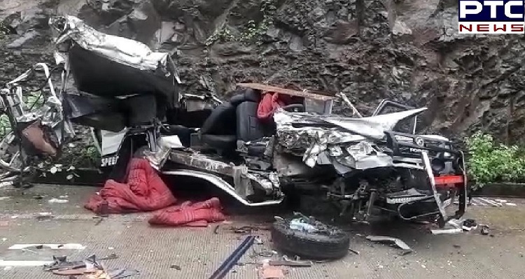 Madhya Pradesh: 4 dead and 10 injured after a car collided with a bus