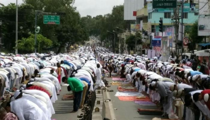 यूपी की सड़कों पर नमाज पढ़ने पर प्रतिबंध, धार्मिक आयोजनों पर भी रोक