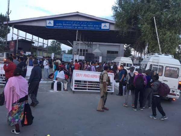 Tourists rush to Srinagar airport after terror threat warning