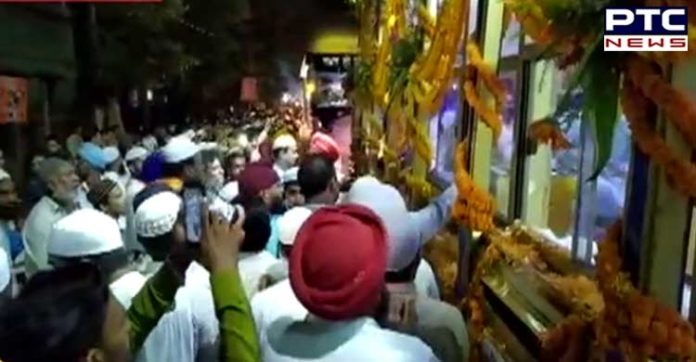 Watch: That's how Muslims welcomed International Nagar Kirtan in Kharagpur, West Bengal Watch: That's how Muslims welcomed International Nagar Kirtan in Kharagpur, West Bengal