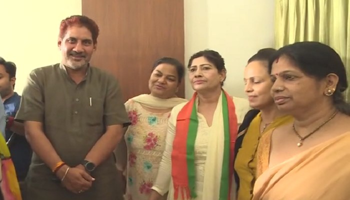 बीजेपी में शामिल हुई कांग्रेस नेता कैलाशो सैनी, योगेश्वर दत्त भी जल्द थामेंगे दामन