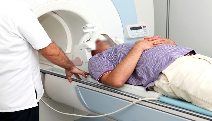 शख्स को MRI मशीन में डालकर भूल गए टेक्नीशियन, सांस टूटने लगी तो...