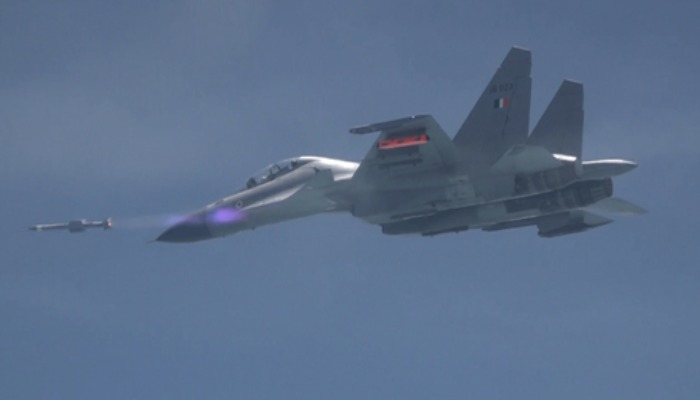 Su 30MKI से हवा से-हवा में मार करने वाली मिसाइल ‘अस्त्र’ का सफल परीक्षण
