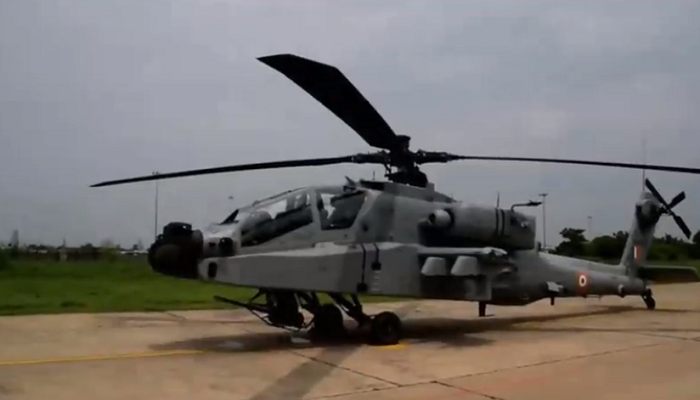 दुश्मन की धड़कन बढ़ी, वायुसेना में शामिल हुए 8 अपाचे हेलीकॉप्टर