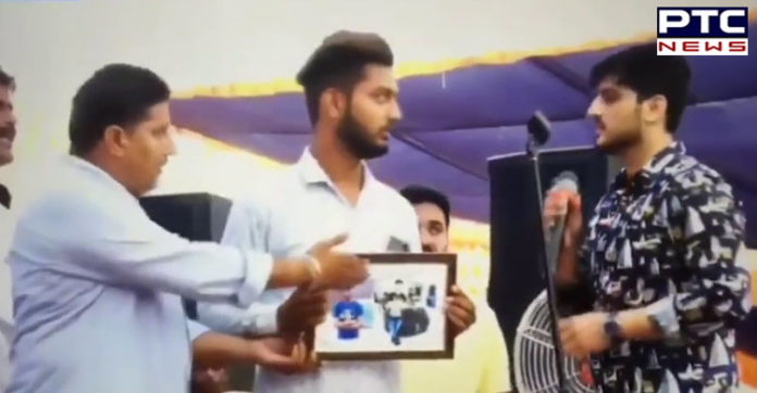 ਮਸ਼ਹੂਰ ਗਾਇਕਗੁਰਨਾਮ ਭੁੱਲਰ ਨੂੰ ਚੜ੍ਹਿਆਘੁਮੰਡ , ਫ਼ੋਟੋ ਖਿਚਵਾਉਣ ਆਏ ਮੁੰਡੇ ਨੂੰ ਮਾਰੇ ਧੱਕੇ Punjabi singer Gurnam Bhullar live show During Fans with Dispute