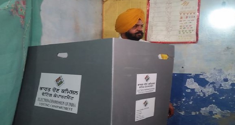 Punjab By-polls: SAD candidate Manpreet Singh Ayali casts his vote in Dakha constituency