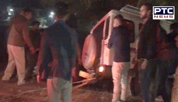 सत्संग से लौट रहे लोगों की गाड़ी पेड़ से टकराई, 2 की मौत 10 घायल