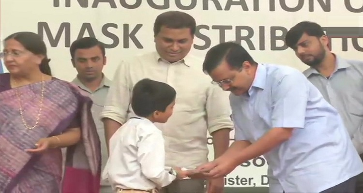 Delhi Pollution: CM Arvind Kejriwal distributes masks to school students