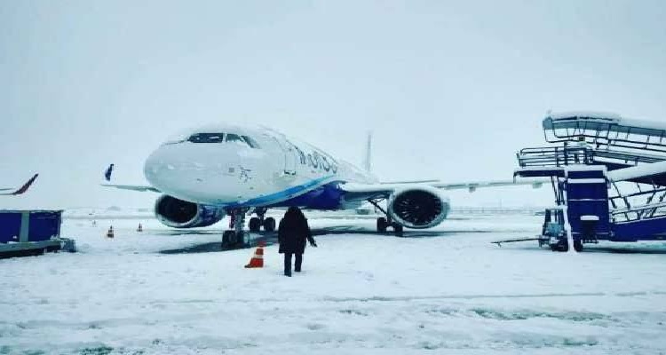 Srinagar: Indigo Airlines suspends flight ops due to snowfall