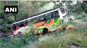 Maharashtra Pune-Mumbai highway Bhor Ghat near bus Accident , 4 dead and 30 injured