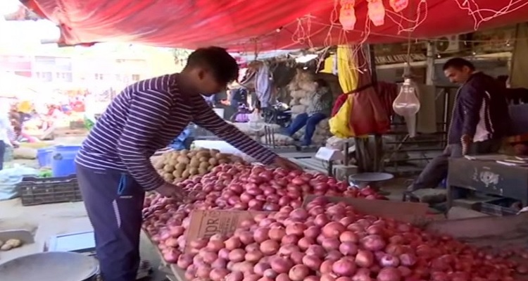 Chandigarh: Massive hike in Onion prices, being sold at Rs 80 per kg