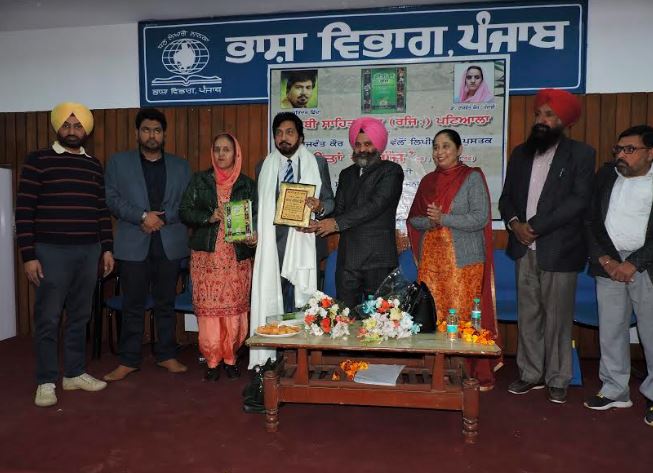 ਡਾ. ਰਾਜਵੰਤ ਕੌਰ ‘ਪੰਜਾਬੀ' ਵੱਲੋਂ ਲਿਪੀਅੰਤਰਪੁਸਤਕ 'ਗੀਤਾਂ ਦੀ ਗੂੰਜ' ਉਪਰ ਗੋਸ਼ਟੀ ਡਾ. ਰਾਜਵੰਤ ਕੌਰ ‘ਪੰਜਾਬੀ' ਵੱਲੋਂ ਲਿਪੀਅੰਤਰਪੁਸਤਕ 'ਗੀਤਾਂ ਦੀ ਗੂੰਜ' ਉਪਰ ਗੋਸ਼ਟੀ