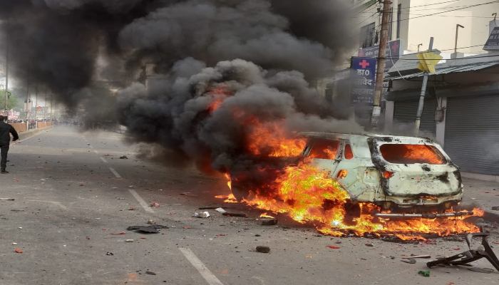 CAA को लेकर यूपी में हिंसक प्रदर्शन, वाहनों में आगजनी के साथ तोड़फोड़