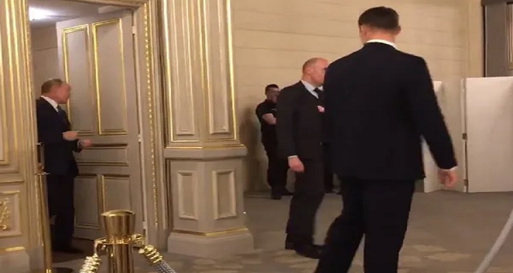 Russian President Vladimir Putin accompanied by 6 bodyguards while going to the bathroom [VIDEO]
