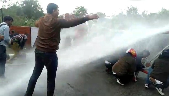 ठंड के बीच प्रदर्शनकारियों पर बरसाया पानी, कुछ को हिरासत में लिया