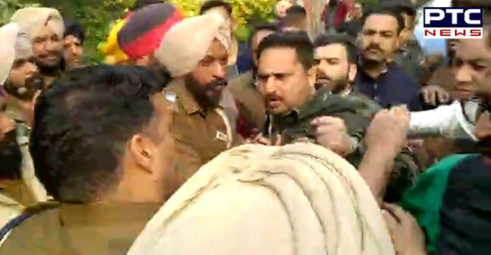 ਲੁਧਿਆਣਾ 'ਚ ਯੂਥ ਕਾਂਗਰਸ ਦੀਆਂ ਚੋਣਾਂ ਦੌਰਾਨ ਚੱਲੀ ਗੋਲੀ , ਪੁਲਿਸ ਨੇ ਕਾਂਗਰਸੀਆਂ 'ਤੇ ਕੀਤਾ ਲਾਠੀਚਾਰਜ Ludhiana Congress Youth elections During Firing , Police lathi charge on Congressworker