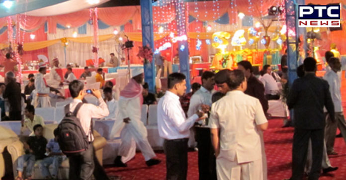 ਵਿਆਹ ਸਮਾਗਮ 'ਚ ਮੱਛੀ ਦੇ ਪਕੌੜਿਆਂ ਨੂੰ ਲੈ ਕੇ ਹੋਇਆ ਹੰਗਾਮਾ , ਗਰਮ ਤੇਲ ਦੀ ਕੜਾਹੀਵੇਟਰ 'ਤੇ ਪਲਟੀ Barnala Road Dhanaula Palace Fish Fight