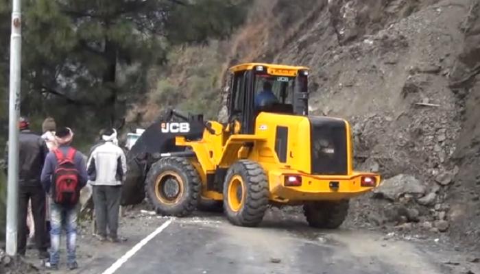 बारिश से चंबा-तीसा मुख्यमार्ग पर भूस्खलन, वाहनों के पहियों पर लगी ब्रेक