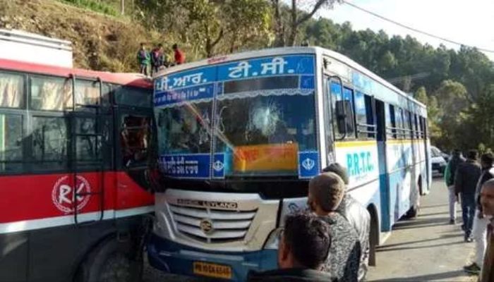 सोलन में पंजाब रोडवेज की बस और प्राइवेट बस में टक्कर, दर्जनों यात्री घायल