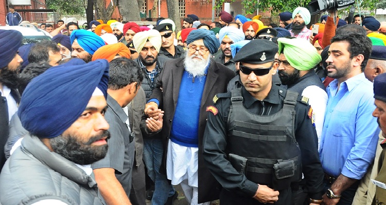 Parkash Singh Badal rushes to Chandigarh police station to offer solace to detained farm suicide victim families