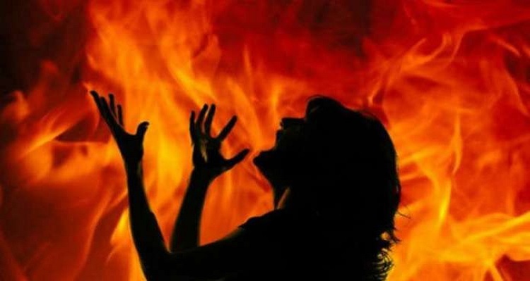 Woman set on fire for objecting husband's extramarital affair