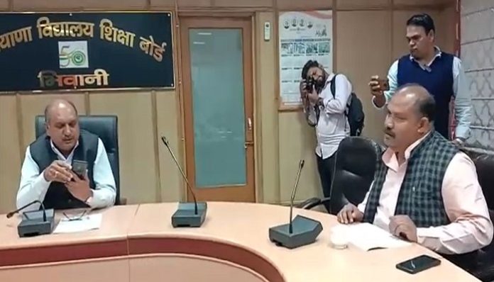 Private school and education board face to face over examination centers Private school and education board face to face over examination centers