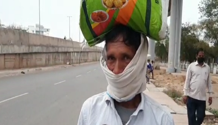 भूख से ना मर जाएं इसलिए दिल्ली से झांसी पैदल ही चल दिए लोग