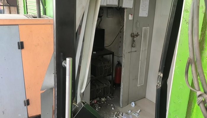 असंध बीच बाजार से एटीएम ले उड़े चोर, चौकीदारों को बनाया बंधक