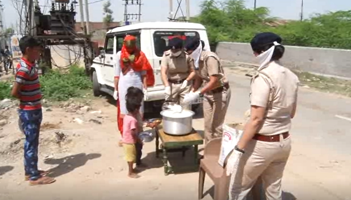 जरुरतमंदों को खाना उपलब्ध करवाने के लिए महिला पुलिस कर्मी थाने में बनी गृहणियां
