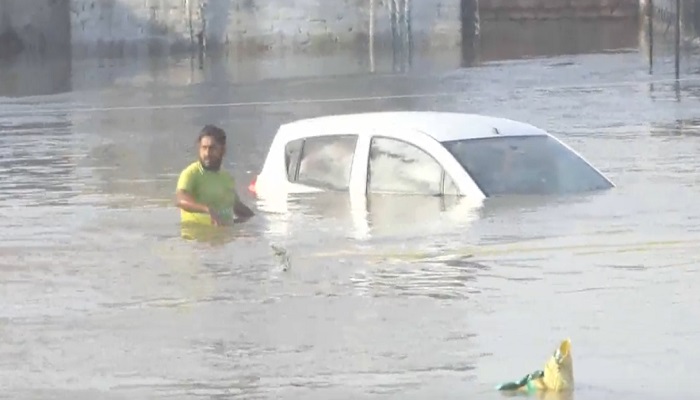 करनाल: नहर की पटरी टूटने से घरों में घुसा पानी, घरों में रखा सामान हुआ खराब
