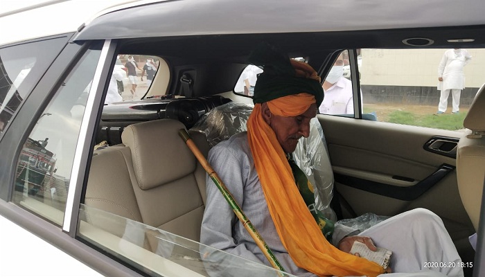 ...जब उपमुख्यमंत्री दुष्यंत चौटाला ने एक बुजुर्ग को अपनी गाड़ी में बैठाया