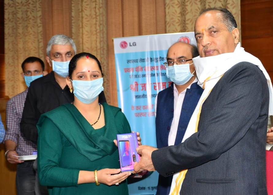 मुख्यमंत्री जयराम ठाकुर ने निःशुल्क में बांटे स्मार्ट फोन