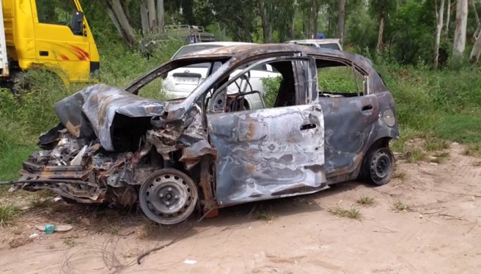 हादसे के बाद गाड़ी में लगी आग, चार जख्मी