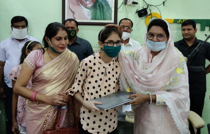 MLA Naina Chautala honored 10th topper Rishita by giving laptop (2) MLA Naina Chautala honored 10th topper Rishita by giving laptop