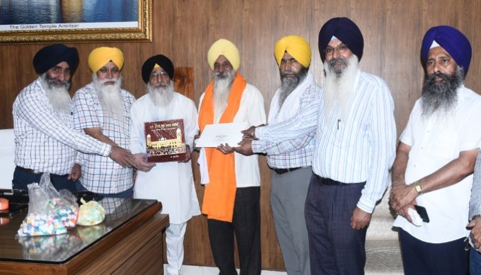 ਕੋਰੋਨਾ ਮਹਾਮਾਰੀ ਦੇ ਚੱਲਦਿਆਂ ਸਰੀਰਕ ਤੰਦਰੁਸਤੀ ਲਈ ਜਾਗਰੂਕਤਾ ਫੈਲਾਉਣ ’ਤੇ ਡਾ. ਵਰਿਆਮ ਸਿੰਘ ਦਾ SGPC ਵੱਲੋਂ ਸਨਮਾਨ Dr. Waryam Singh honored by SGPC for awareness physical fitness of the Corona